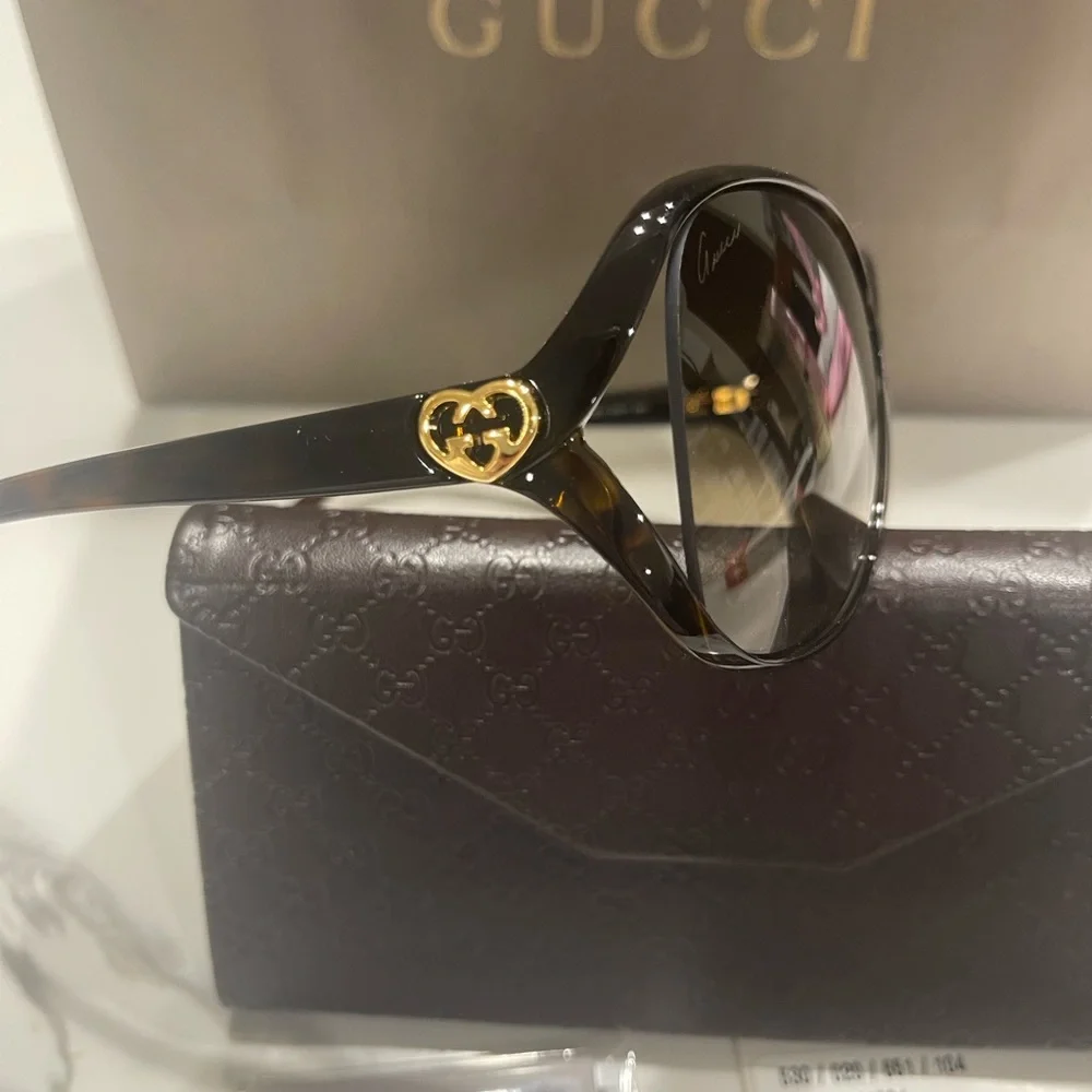 Gucci sunglass with case